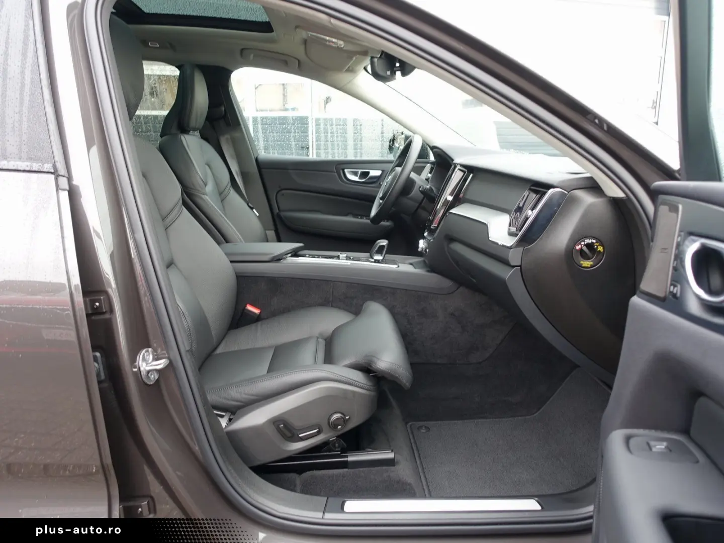 VOLVO XC60 Plus Dark T6 AWD Plug-in 360  Pano H&K