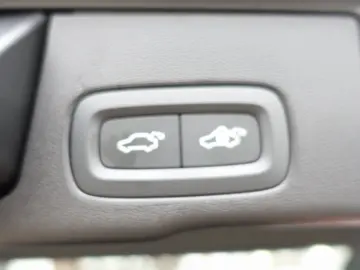 VOLVO XC60 Plus Dark T6 AWD Plug-in 360  Pano H&K