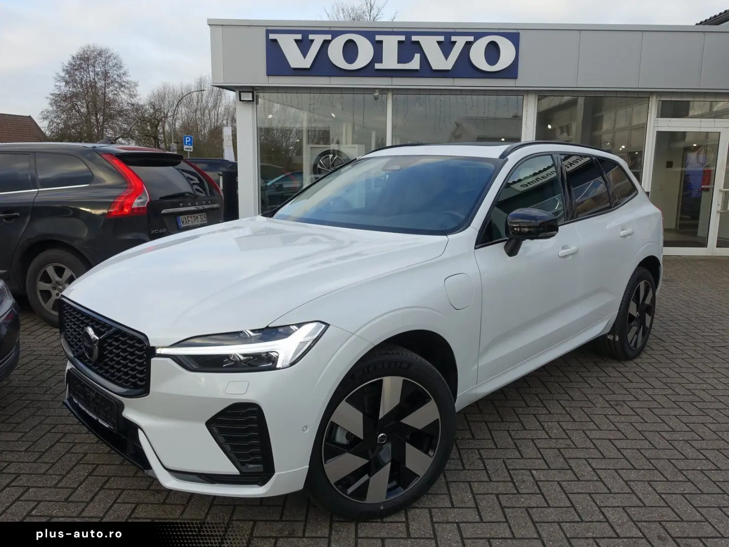 VOLVO XC60 Plus Dark T6 AWD Plug-in  360  H&K Pano
