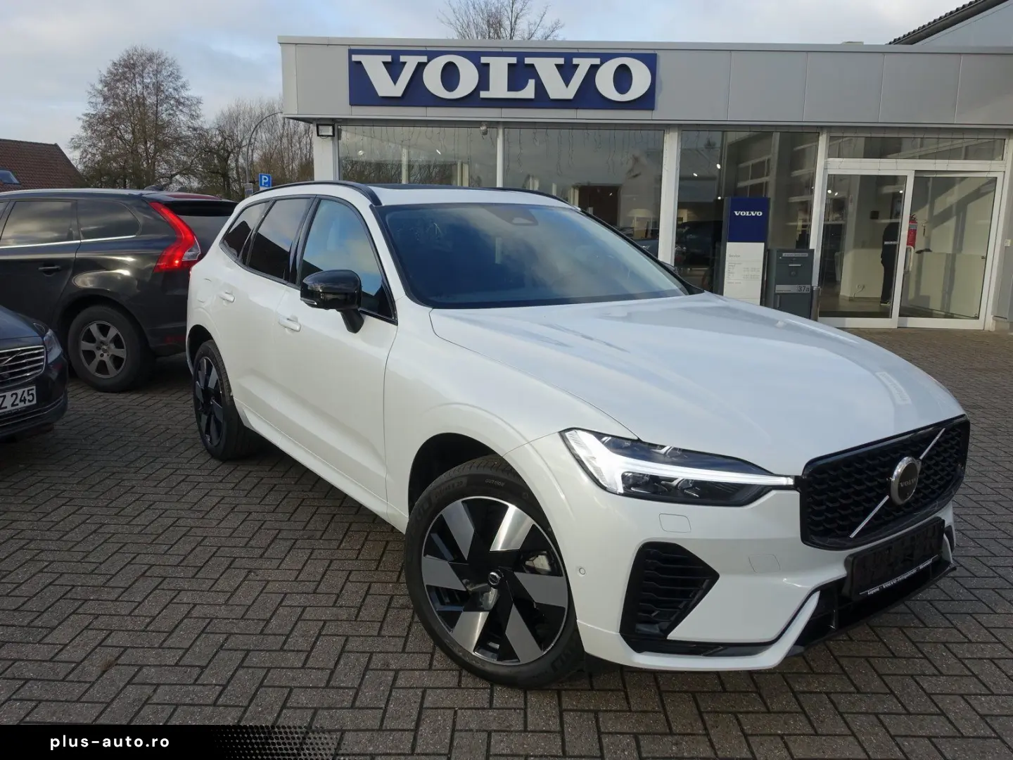 VOLVO XC60 Plus Dark T6 AWD Plug-in  360  H&K Pano