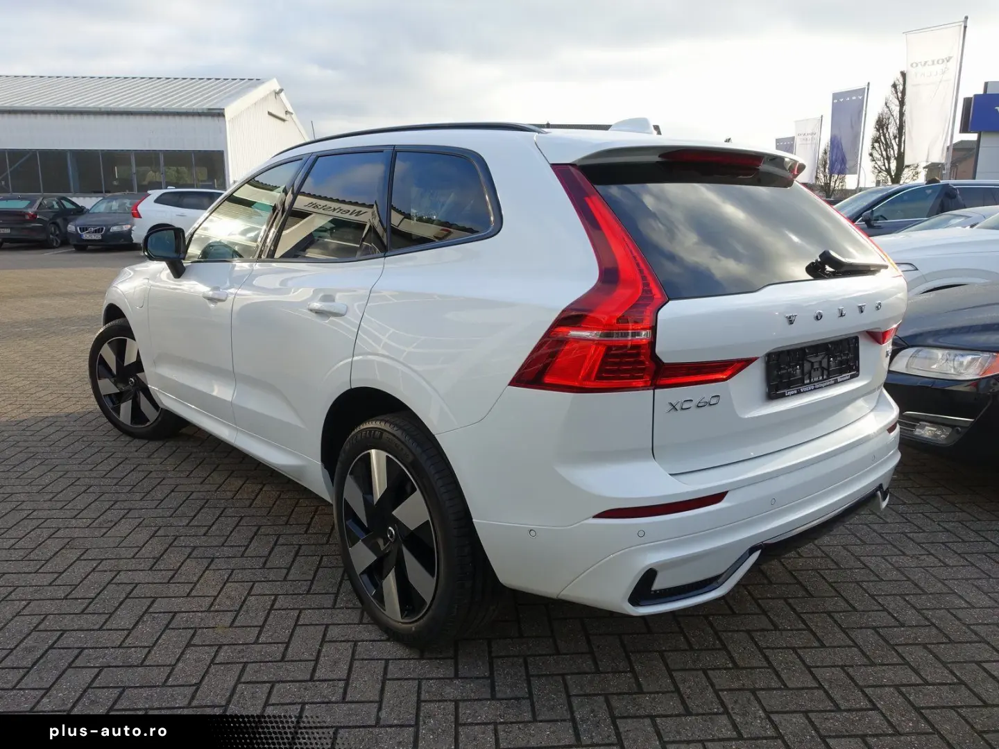 VOLVO XC60 Plus Dark T6 AWD Plug-in  360  H&K Pano