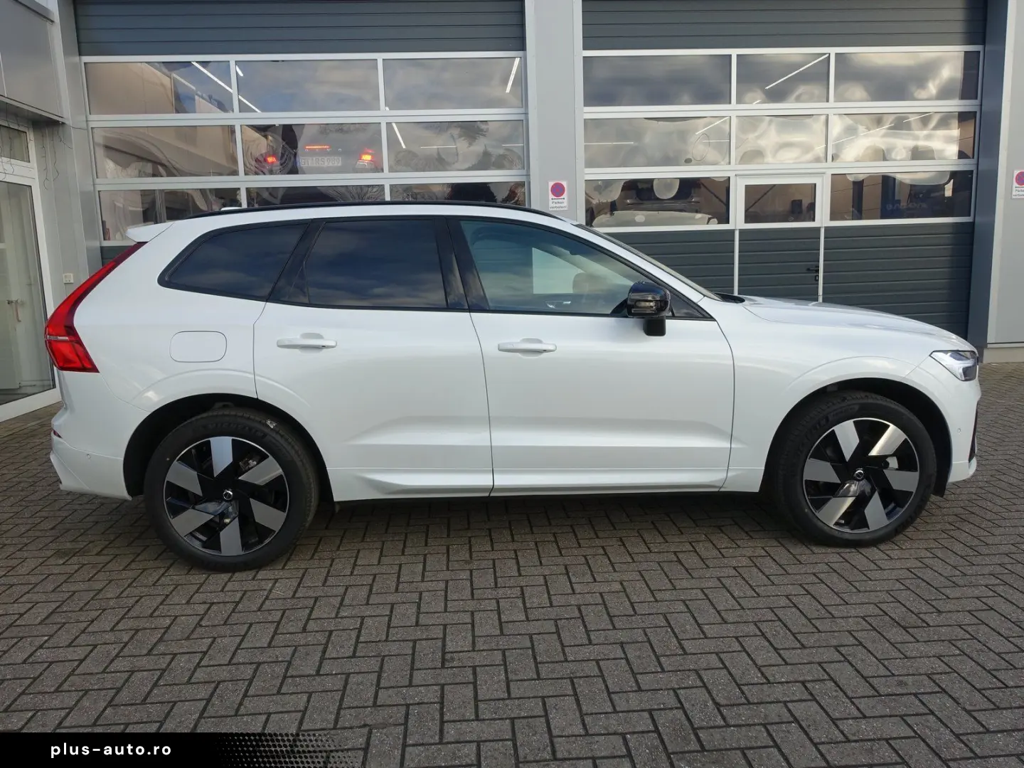 VOLVO XC60 Plus Dark T6 AWD Plug-in  360  H&K Pano