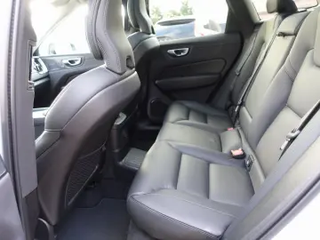 VOLVO XC60 Plus Dark T6 AWD Plug-in  360  H&K Pano