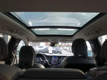 VOLVO XC60 Plus Dark T6 AWD Plug-in  360  H&K Pano