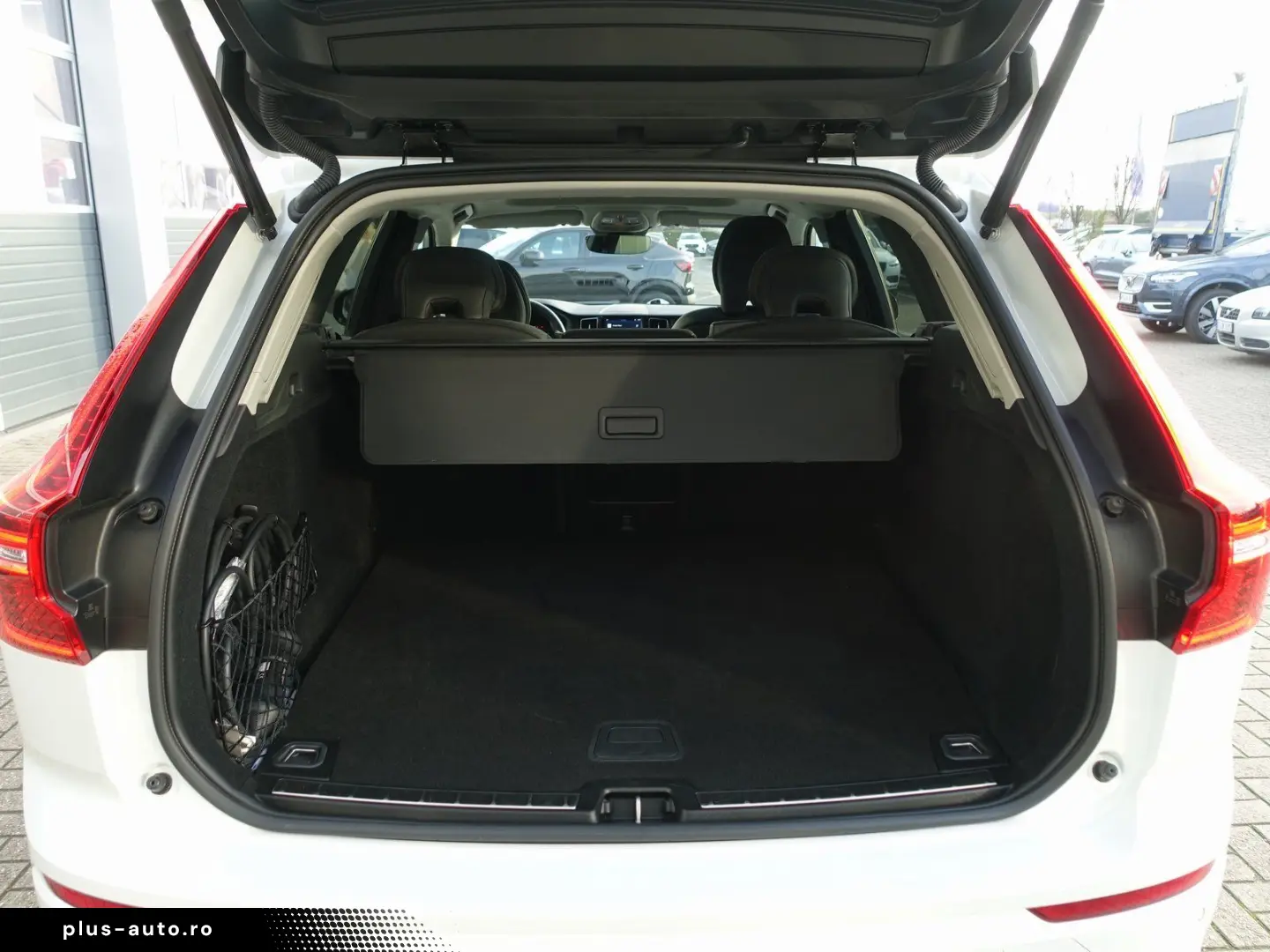 VOLVO XC60 Plus Dark T6 AWD Plug-in  360  H&K Pano