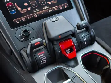 LAMBORGHINI URUS S  4.0 V8  AKRAPOVIC  PANO  MASSAGE  B&O