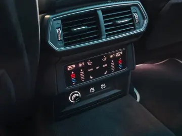 LAMBORGHINI URUS S  4.0 V8  AKRAPOVIC  PANO  MASSAGE  B&O