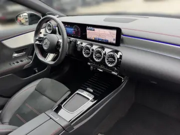 MERCEDES-BENZ CLA 200 Coupé AMG Night Pano AHK Burm DISTR 19
