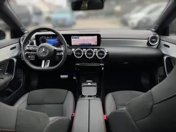 MERCEDES-BENZ CLA 200 Coupé AMG Night Pano AHK Burm DISTR 19