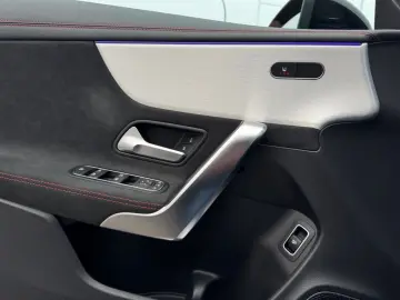 MERCEDES-BENZ CLA 200 Coupé AMG Night Pano AHK Burm DISTR 19