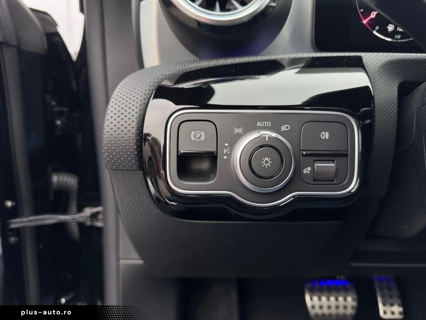 MERCEDES-BENZ CLA 200 Coupé AMG Night Pano AHK Burm DISTR 19