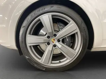 PORSCHE Cayenne E-Hybrid PanoSD HUD Bose 1. Hand ACC