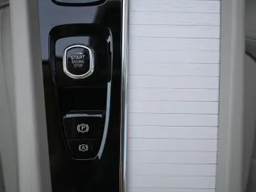 VOLVO XC60 B5 B AWD Plus Dark FSHZG PANO 360  ACC