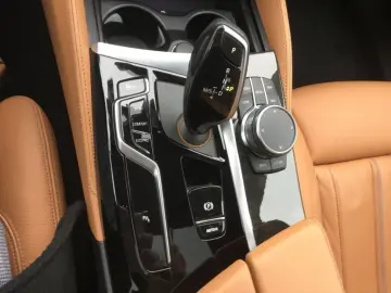 BMW 530 d xDrive Lim M-Sport HUD Navi Leder MemSitze