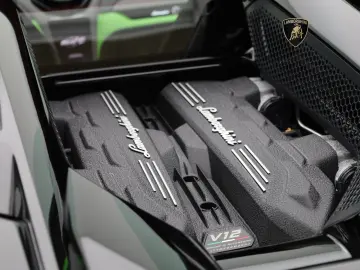 LAMBORGHINI Revuelto GRIGIO TELESTO I STYLEPAKET NERO