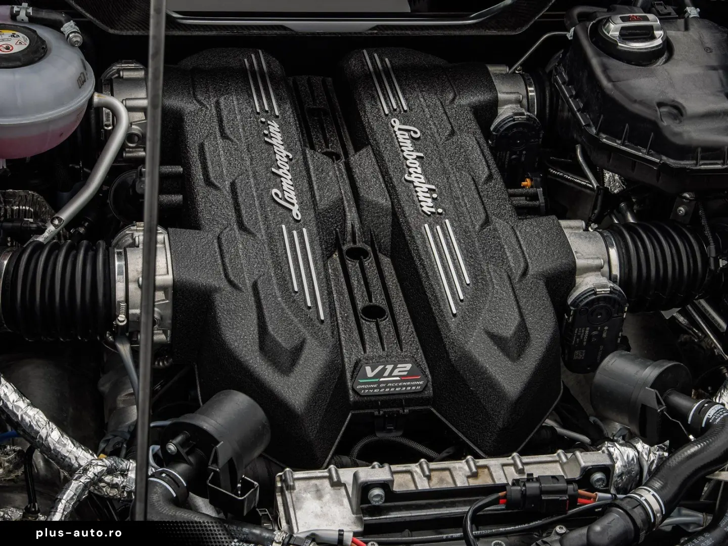 LAMBORGHINI Revuelto