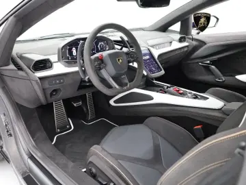 LAMBORGHINI Revuelto MY24 I VIOLA ALETHEIA I AD PERSONAM I B