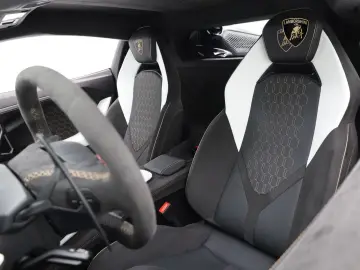 LAMBORGHINI Revuelto MY24 I VIOLA ALETHEIA I AD PERSONAM I B