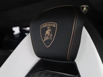 LAMBORGHINI Revuelto MY24 I VIOLA ALETHEIA I AD PERSONAM I B