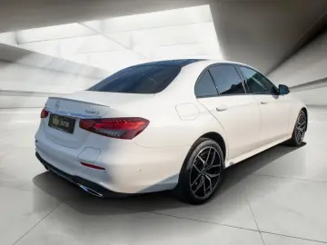 MERCEDES-BENZ E 300 de 4M AMG Distr Pano AHK Burm. Widescr