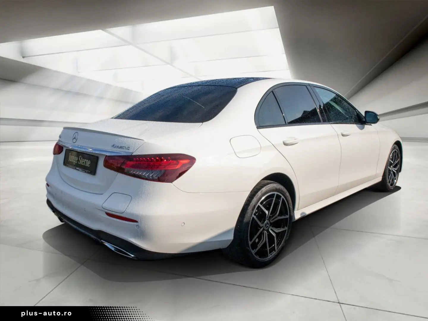 MERCEDES-BENZ E 300 de 4M AMG Distr Pano AHK Burm. Widescr