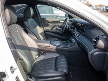 MERCEDES-BENZ E 300 de 4M AMG Distr Pano AHK Burm. Widescr