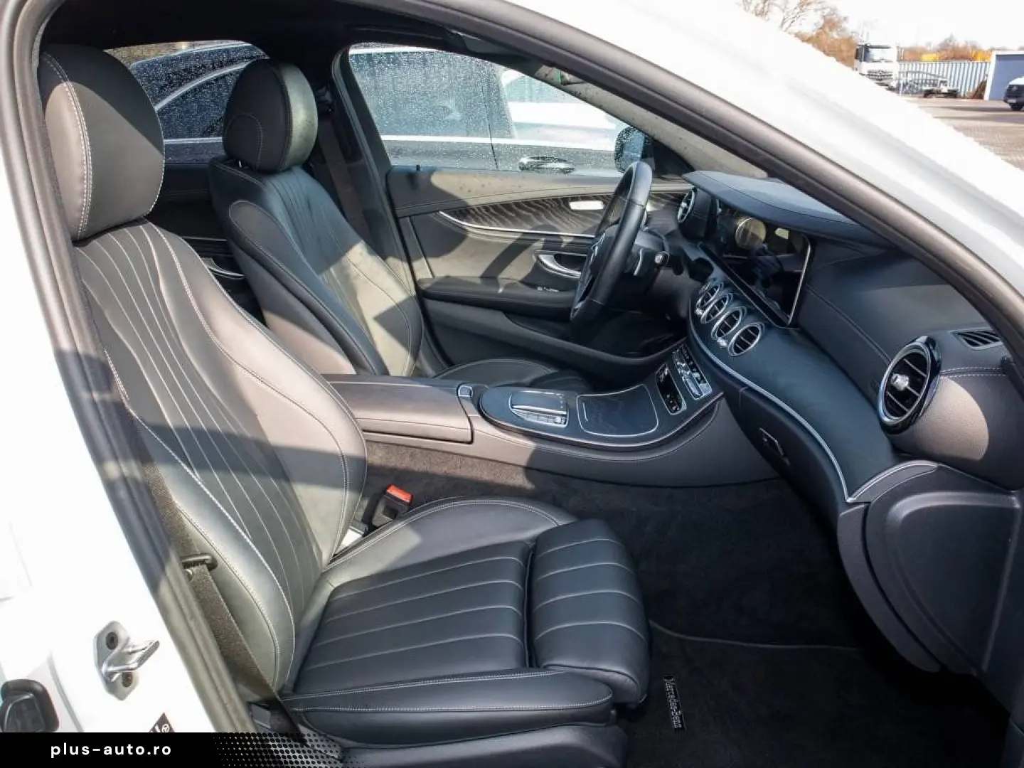 MERCEDES-BENZ E 300 de 4M AMG Distr Pano AHK Burm. Widescr