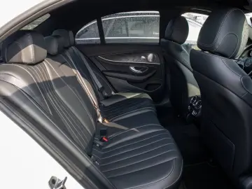 MERCEDES-BENZ E 300 de 4M AMG Distr Pano AHK Burm. Widescr