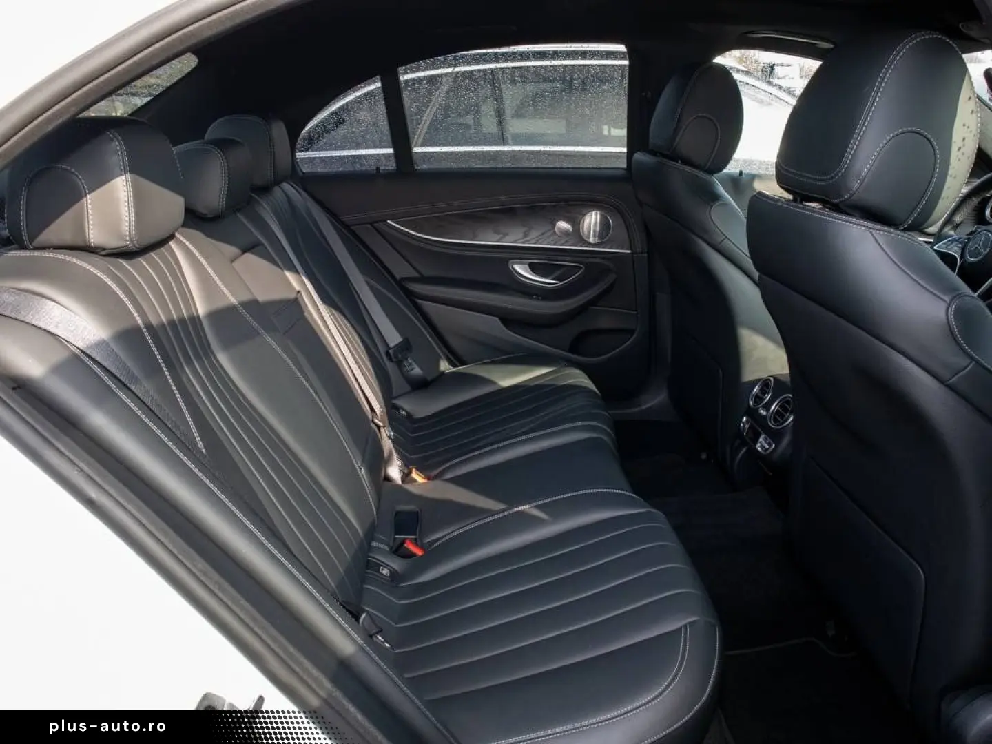 MERCEDES-BENZ E 300 de 4M AMG Distr Pano AHK Burm. Widescr