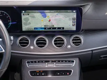 MERCEDES-BENZ E 300 de 4M AMG Distr Pano AHK Burm. Widescr