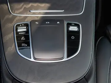 MERCEDES-BENZ E 300 de 4M AMG Distr Pano AHK Burm. Widescr