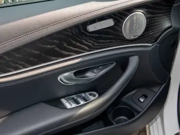 MERCEDES-BENZ E 300 de 4M AMG Distr Pano AHK Burm. Widescr