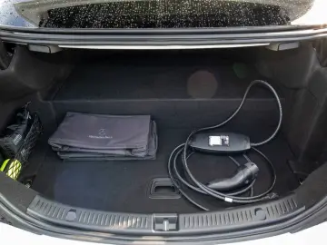 MERCEDES-BENZ E 300 de 4M AMG Distr Pano AHK Burm. Widescr