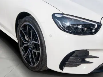 MERCEDES-BENZ E 300 de 4M AMG Distr Pano AHK Burm. Widescr