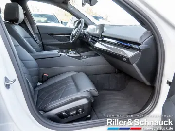 BMW 520i M-Sport H K ACC HUD SITZBELÜFTUNG PANO 360