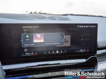 BMW 520i M-Sport H K ACC HUD SITZBELÜFTUNG PANO 360