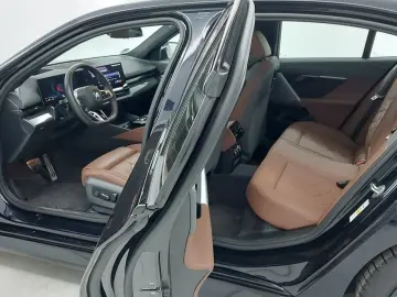 BMW 520d xDrive M Sport PRO MMRY PANO STNDHZNG KMFRT