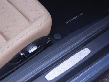 PORSCHE 911 Carrera 4S