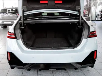 BMW 520d M-Sportpaket Pro Innovations-Paket Driving