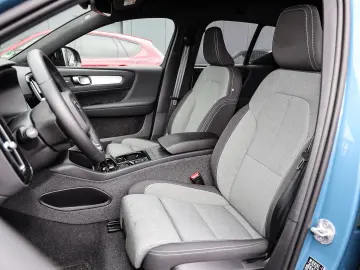 VOLVO XC40 Plus Dark 2WD B3 ACC BLISS H&K