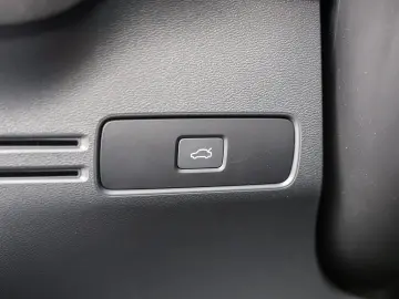 VOLVO XC40 Plus Dark 2WD B3 ACC BLISS H&K