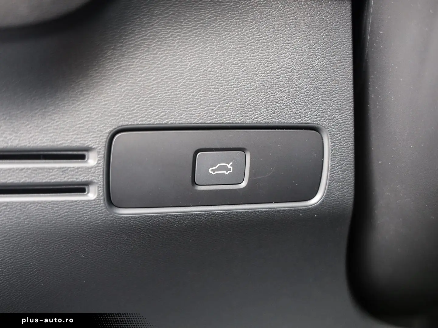 VOLVO XC40 Plus Dark 2WD B3 ACC BLISS H&K