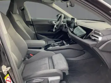 AUDI A5 Limousine 40 TFSI QU S-TR NAV RFK ACC SHZ 18