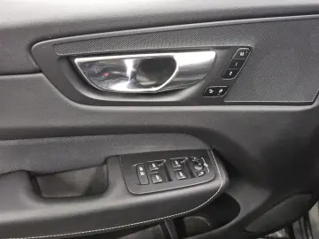 VOLVO XC60 B4 D AWD R-Design Navi LED RfK AHK PDC Shz