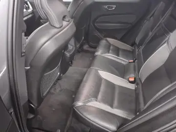 VOLVO XC60 B4 D AWD R-Design Navi LED RfK AHK PDC Shz