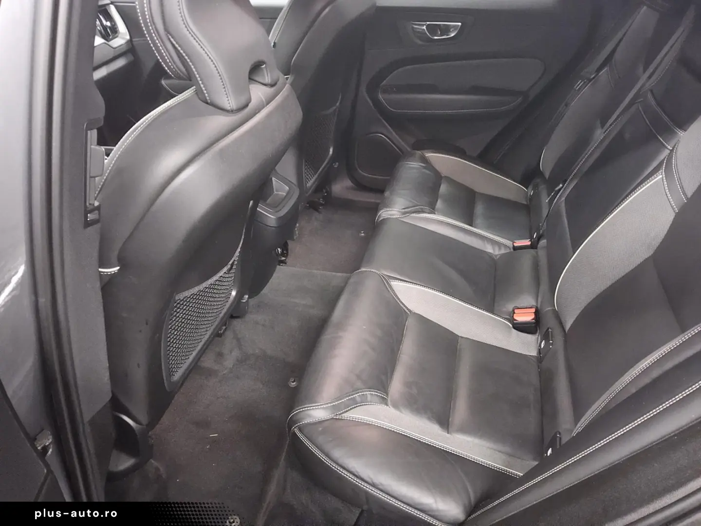 VOLVO XC60 B4 D AWD R-Design Navi LED RfK AHK PDC Shz