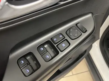 HYUNDAI Kona Select 2WD CarPlay ACC R-Cam KeyLess SHZ 1H