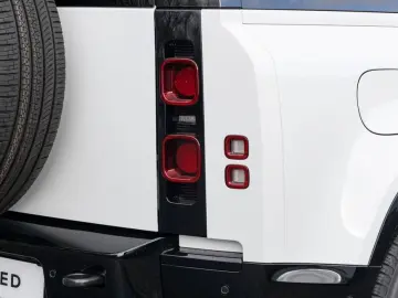 LAND ROVER Defender 110 D200 X-Dynamic SE