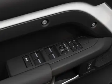 LAND ROVER Defender 110 D200 X-Dynamic SE