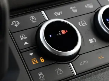 LAND ROVER Defender 110 D200 X-Dynamic SE